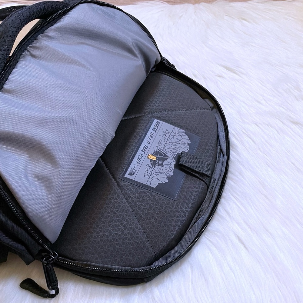 The North Face Unisex Recon Black 30 Liter Backpack - Picture 9 of 10